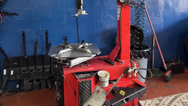 Teste de furo de pneu na água na oficina Centro Automotivo VC