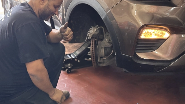 Conferência de pastilha e disco de freio na oficina Centro Automotivo VC