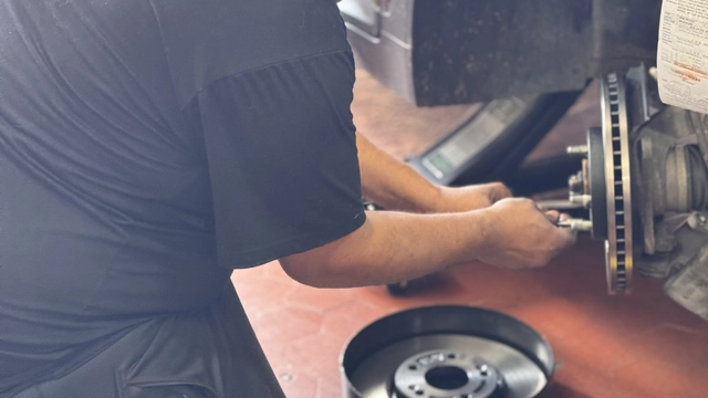 Serviço de mecânica geral em andamento na oficina Centro Automotivo VC