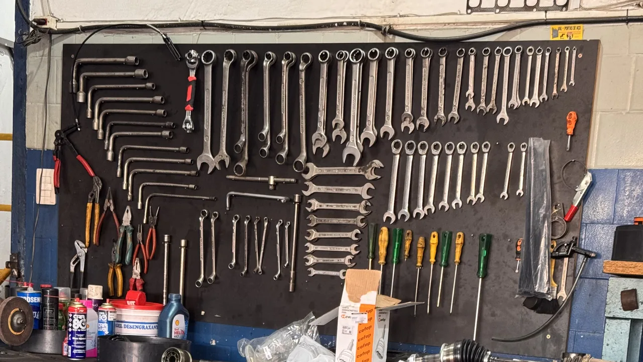 Painel de ferramentas organizado na oficina do Centro Automotivo VC